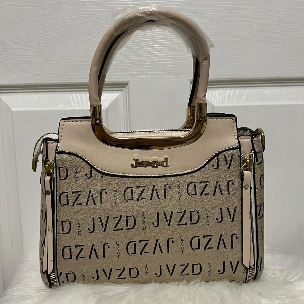 💗 *NEW* Cream Handbag with Gold‎ Hardware